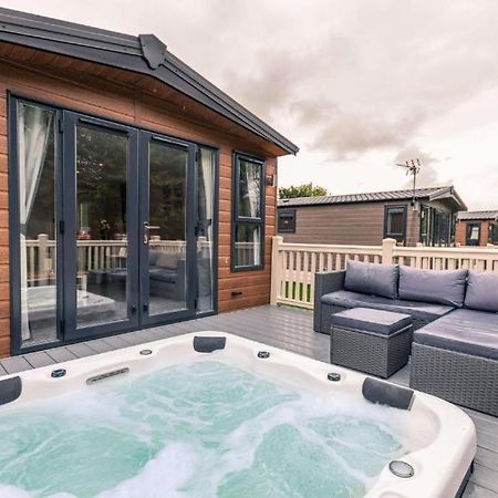 The Serenity Lodge With Hot Tub ยอร์ค ภายนอก รูปภาพ