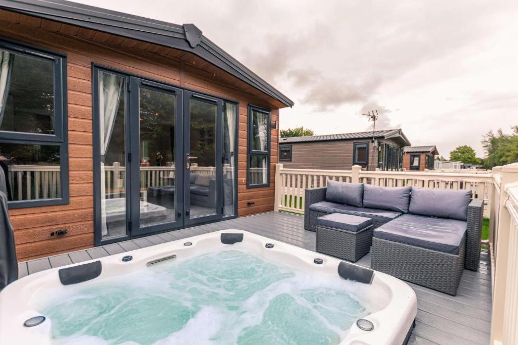 The Serenity Lodge With Hot Tub ยอร์ค ภายนอก รูปภาพ